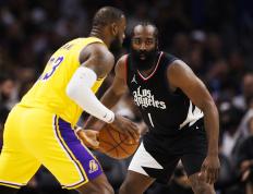 28circle-包含詹姆斯迎来十二赛季出色发挥，快船观众热烈欢呼！赛场气氛高涨的词条