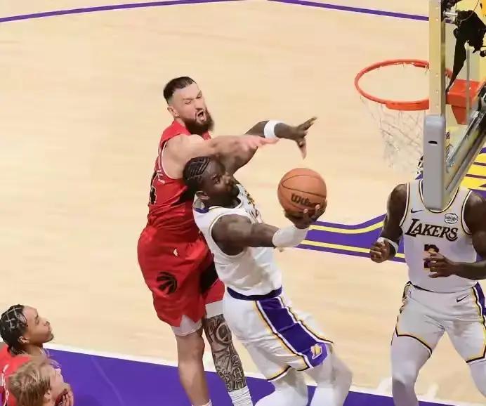 28circle- c罗在湖人比赛中精彩发挥,挺进下一轮引发热议的球员 