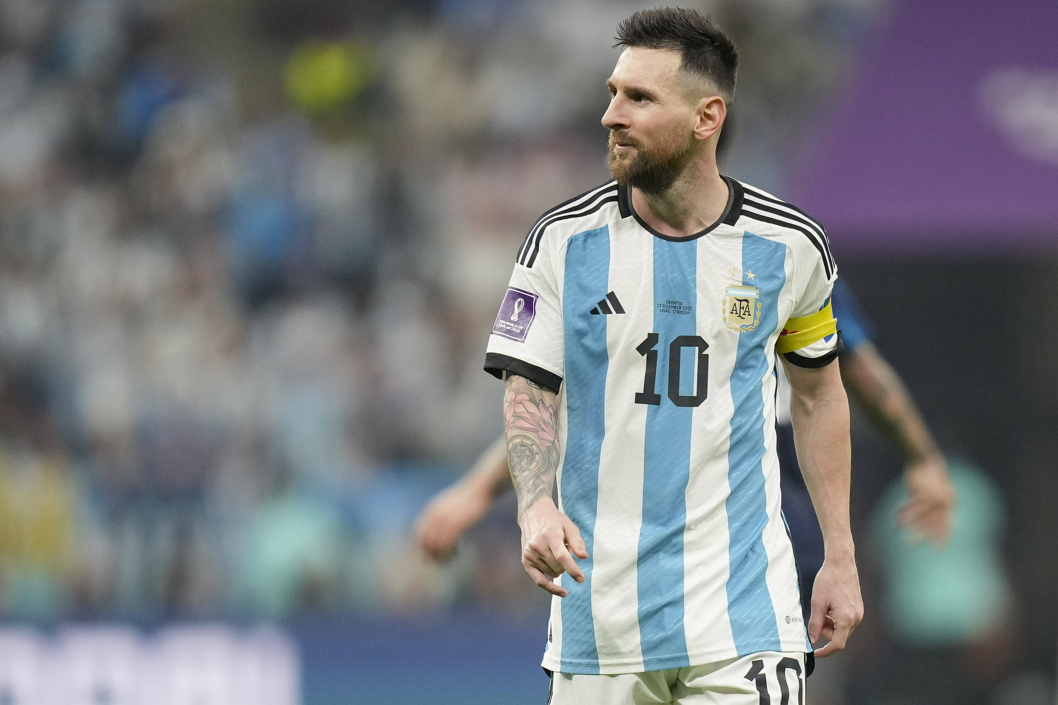 28quan- 梅西领奖小碎步视频播放 